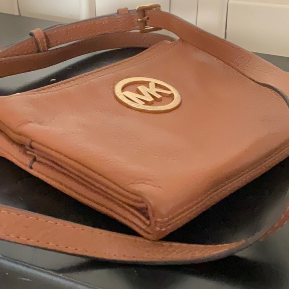 Michael Kors Fulton Tan Pebble Leather Crossbody Bag - Picture 5 of 16